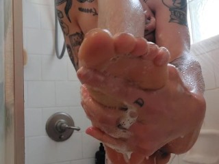 Tranny boy gets off in the shower