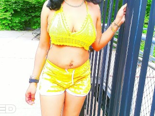 SOLO FEMALE PUBLIC PORNSTAR OUTSIDE NAKED EXOTIC COSPLAY YELLOW AND GOLD EBONY