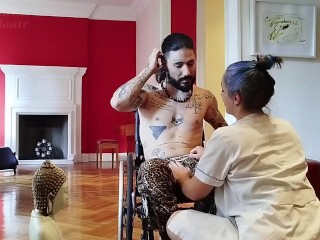 terapeuta se folla a su paciente en silla de ruedas. TERAPIAS ALTERNATIVAS