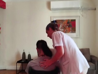 terapeuta se folla a su paciente en silla de ruedas. TERAPIAS ALTERNATIVAS