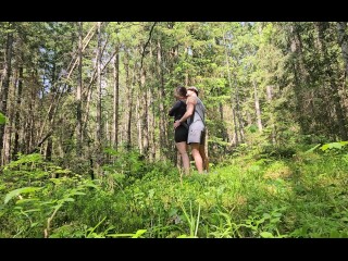 Joli couple fait l' amour en forêt,  Naemyia