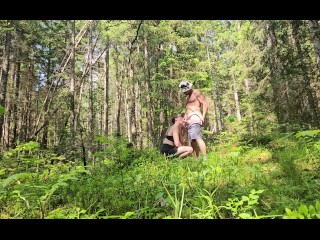 Joli couple fait l' amour en forêt,  Naemyia