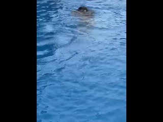 Te gustaria venir a nadar conmigo?