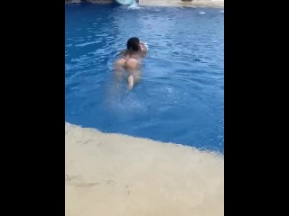 Te gustaria venir a nadar conmigo?