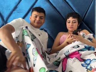 Mientras mi sexi cachonda hermanstra habla en llamada con su novio yo le detono su apretado culo.