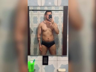 Hetero curioso musculoso llega del gym y se hace paja!
