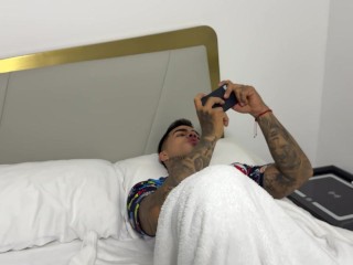 la esposa de mi padre me deja entrar en su cuarto,  pero  me pongo  cachondo y me la follo