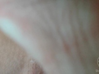 Ich mache es mir mit einer dicken Gurke