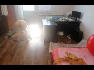 Femme amateur s'amusant à essayer des vêtements qu'elle a coupés.