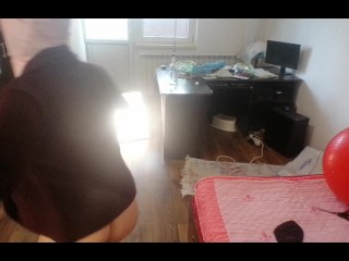 Femme amateur s'amusant à essayer des vêtements qu'elle a coupés.