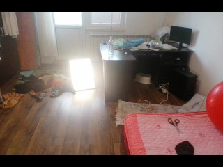 Femme amateur s'amusant à essayer des vêtements qu'elle a coupés.