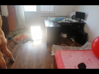 Femme amateur s'amusant à essayer des vêtements qu'elle a coupés.