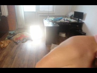 Femme amateur s'amusant à essayer des vêtements qu'elle a coupés.