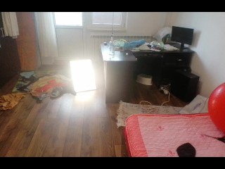 Femme amateur s'amusant à essayer des vêtements qu'elle a coupés.