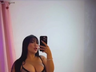 Latina se folla con juguetes mientras mira porno