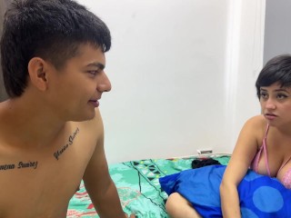 Estoy cachondo y aprovecho para enseñarle a mi hermanastra como besar, termino  metiendole mi verga.