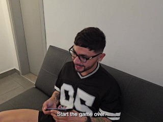 seduzco a mi hijastro nerd gamer a que juegue conmigo, me folle y me trago su leche