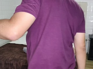 Hotwife y Cornudo Le Chupan la Verga al Bull Juntos en la Cama – Sumisión Total