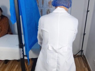 Ginecologista examina duas mulheres por trás!