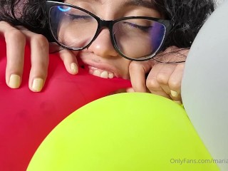 Marianna bites and pops her balloons (full video on C4S / MV / OF / Membersite)