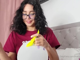 Marianna bites and pops her balloons (full video on C4S / MV / OF / Membersite)