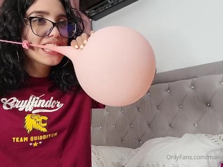 Marianna bites and pops her balloons (full video on C4S / MV / OF / Membersite)