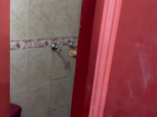 Sorprendo a mi pequeña hermanastra duchandose con la puerta abierta y me aprovecho para follarla.
