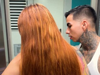 Me encuentro con mi vecina en el ascensor y me la follo al aire libre