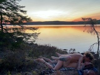 Love at a Lake in the Sunset - RosySky - 4K 30fps