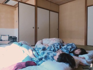 【カップル覗き見】旅館で寝起きの彼氏を騎乗位責めしたら生ハメ中出しされて声我慢しながら連続痙攣イキ… 素人 浴衣 japanese ハメ撮り 個人撮影 巨乳 かわいい 痴女 無修正 日本人 調教