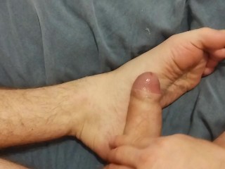 Getting hard while showing my feet, to end in cummy soles (Solo male feet fetish)