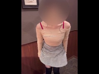 漫画喫茶でノーパンノーブラ我慢できずトイレでお潮噴射！