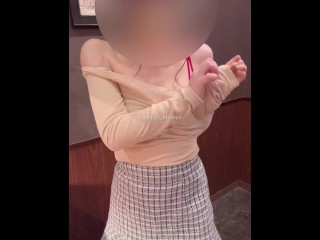 漫画喫茶でノーパンノーブラ我慢できずトイレでお潮噴射！