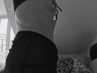 Enjoying my new 6 mm gold piercings and pearl attachments in front of The Master 🥰