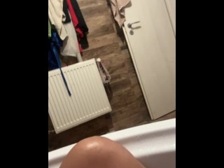 I masturbated in bath tub with peed down jacekts