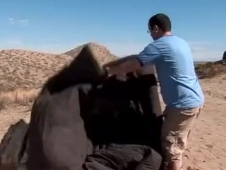 La sexy mora Naomi Russell viene penetrata analmente all'aperto