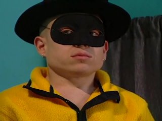 Bruna troia con la figa rasata scopata da un cazzo mascherato