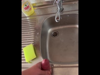 Не дрочил 10 дней. Слишком много спермы. Тайно дрочу пока мама в душе