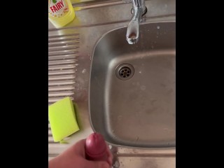 Не дрочил 10 дней. Слишком много спермы. Тайно дрочу пока мама в душе