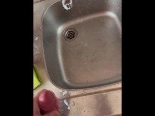 Не дрочил 10 дней. Слишком много спермы. Тайно дрочу пока мама в душе