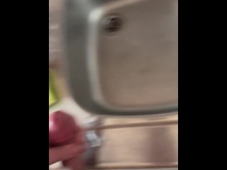 Не дрочил 10 дней. Слишком много спермы. Тайно дрочу пока мама в душе