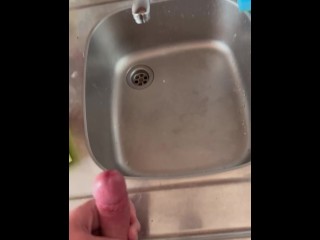 Не дрочил 10 дней. Слишком много спермы. Тайно дрочу пока мама в душе