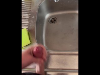 Не дрочил 10 дней. Слишком много спермы. Тайно дрочу пока мама в душе