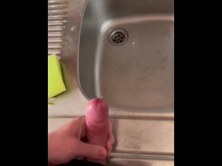 Не дрочил 10 дней. Слишком много спермы. Тайно дрочу пока мама в душе