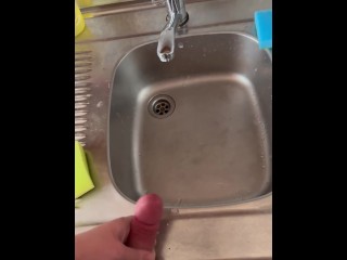 Не дрочил 10 дней. Слишком много спермы. Тайно дрочу пока мама в душе