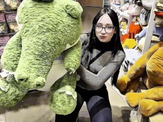 SHE WON A PLUSH TOY AND WAS VERY THANKFUL ft. Amberzinha [FREE SCENE]