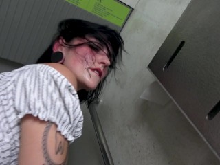 Je remplis la chatte de sperme de cette touriste belge dans les WC public de Paname