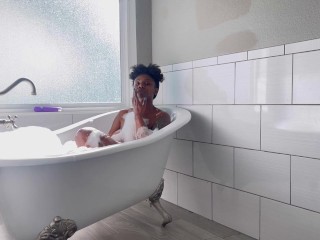 Lyric Sky Wild Dildo Masturbation and Hard Pussy Pounding-Steamy Clawfoot Tub Bubble Bath