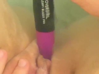 Shoves Eyeliner In Her Pussy While Taking Bath!