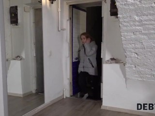 Debt4k. Calibri Angel hat kein Geld, um Schulden zurückzuzahlen